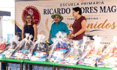 Gobierno municipal entrega kits escolares a estudiantes de la primaria Ricardo Flores Magón