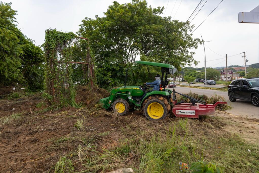 Refuerzan labores de limpieza y mantenimiento urbano en la calle