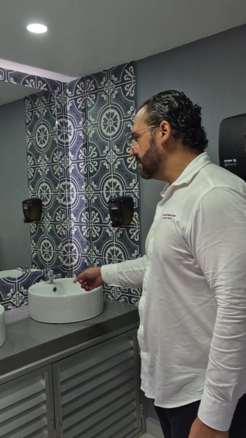 Reabren baños del Parque Independencia como prueba piloto de servicios públicos autosustentables