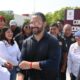 Entrega Pedro Miguel Rosaldo primer paquete de impermeabilizante para rehabilitar techo del Mercado Coatzacoalcos