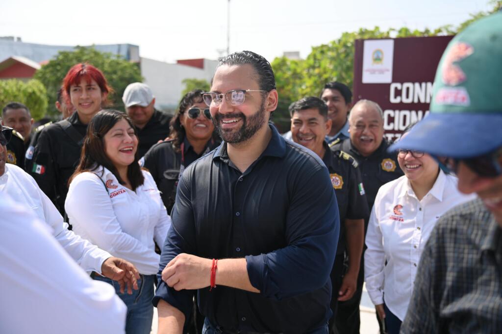Entrega Pedro Miguel Rosaldo primer paquete de impermeabilizante para rehabilitar techo del Mercado Coatzacoalcos