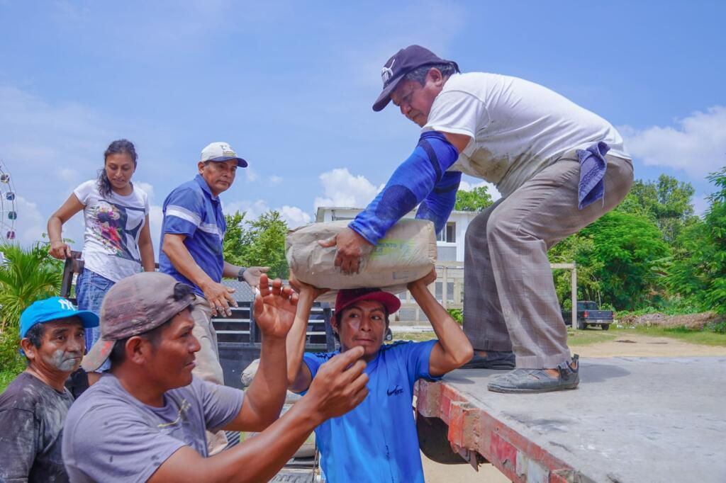 Gobierno de Cosoleacaque entrega materiales para la mejora de espacios educativos y religiosos