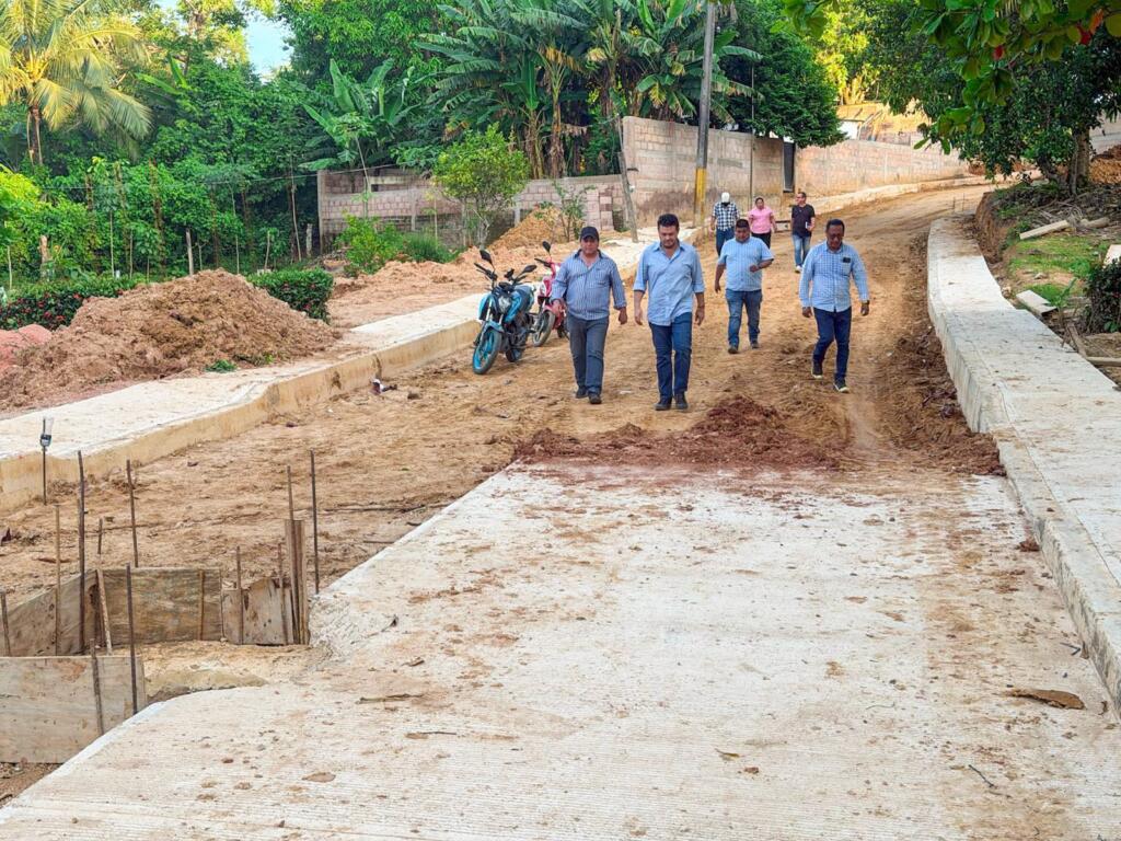 Alcalde de Cosoleacaque supervisa el desarrollo de obras en diversas localidades