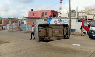 Colisión y volcadura deja cuatro personas lesionadas en Coatzacoalcos