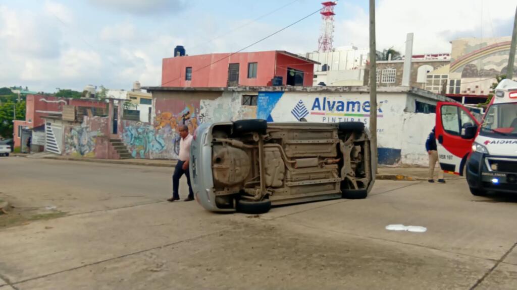 Colisión y volcadura deja cuatro personas lesionadas en Coatzacoalcos