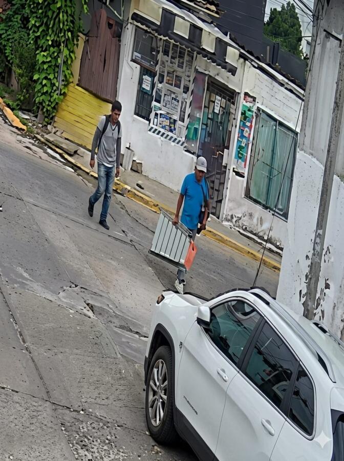 Captan en video a presuntos ladrones durante robo en una vivienda en Minatitlán