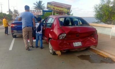 Ebrio conductor se lleva dos carros estacionados y hasta un puesto de marquesitas en el malecón de Coatzacoalcos
