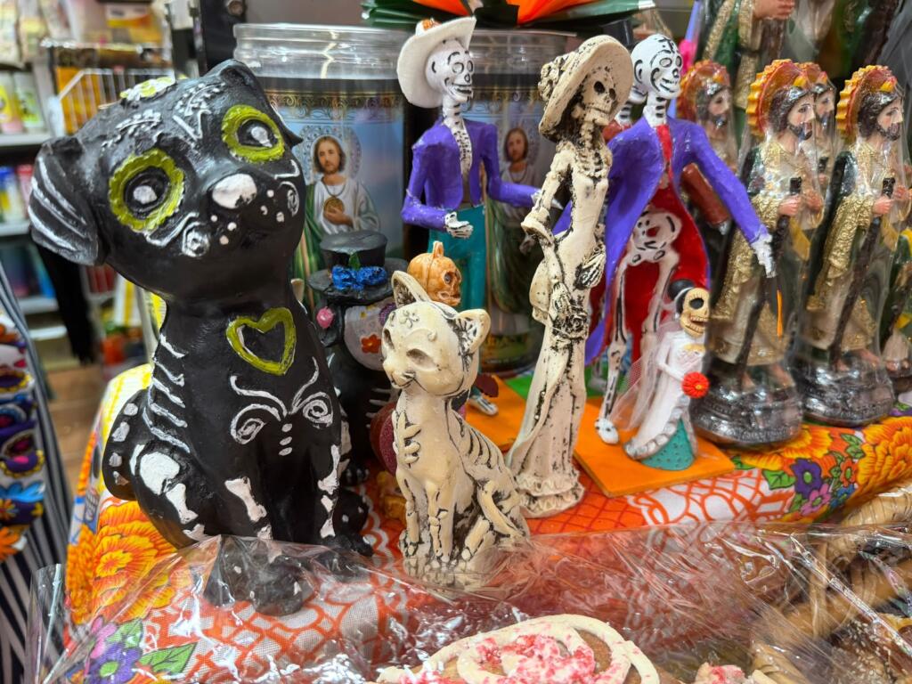 Se preparan para Día de Muertos; comerciantes ofrecen productos tradicionales en el mercado Coatzacoalcos
