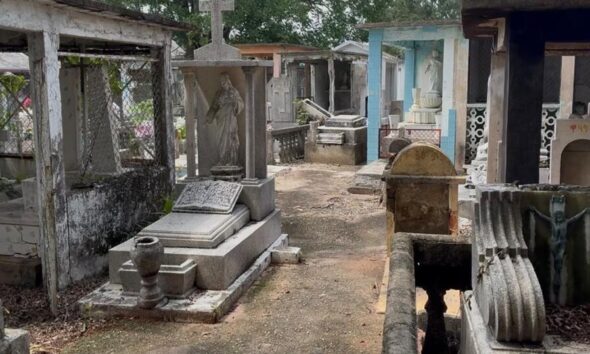 (+VIDEO) Leyendas, personajes históricos y misterio: alistan recorrido nocturno en el panteón Santa Clara de Minatitlán