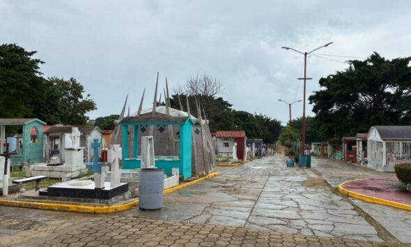 Panteón de Minatitlán se prepara para recibir a visitantes por Día de Muertos