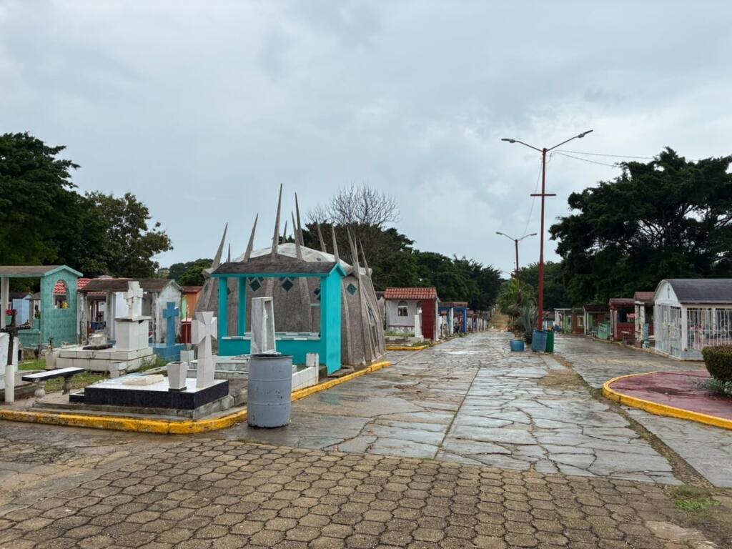 Panteón de Minatitlán se prepara para recibir a visitantes por Día de Muertos