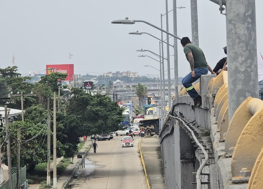 Ciudadanos y policías evitan que joven se lanzara de distribuidor vial en Coatzacoalcos