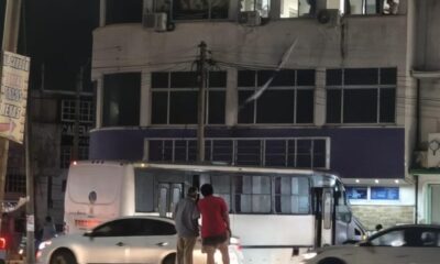 Presuntamente ebrio, chofer de urbano choca contra laboratorio y abandona a pasajeros en Coatzacoalcos