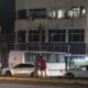 Presuntamente ebrio, chofer de urbano choca contra laboratorio y abandona a pasajeros en Coatzacoalcos