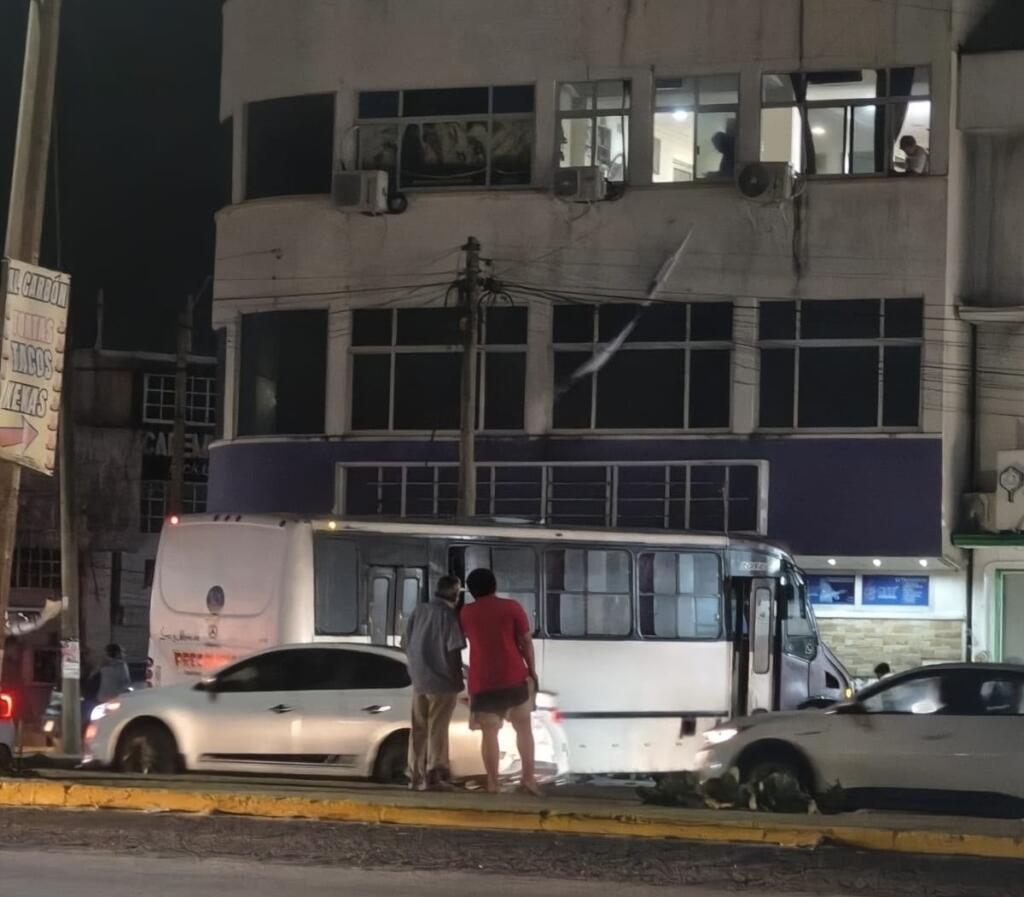 Presuntamente ebrio, chofer de urbano choca contra laboratorio y abandona a pasajeros en Coatzacoalcos