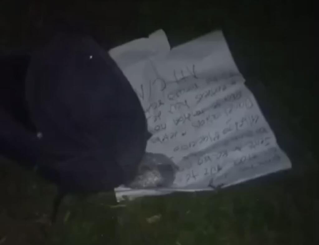 Abandonan mochila con cabeza humana y cartulina con amenazas frente a plaza comercial y a un costado del Poder Judicial de Coatzacoalcos.