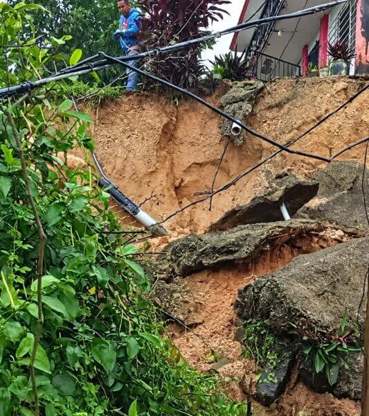 Reblandecimiento por lluvias causa desprendimiento de tierra en el Centro de Minatitlán