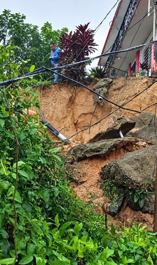 Reblandecimiento por lluvias causa desprendimiento de tierra en el Centro de Minatitlán