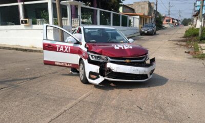 Taxi y camioneta chocan en El Palmar; una unidad termina contra vivienda