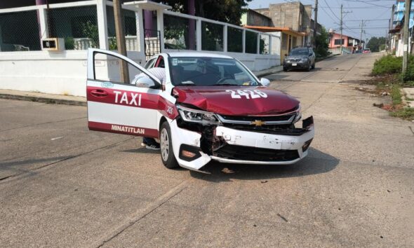 Taxi y camioneta chocan en El Palmar; una unidad termina contra vivienda