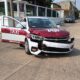 Taxi y camioneta chocan en El Palmar; una unidad termina contra vivienda