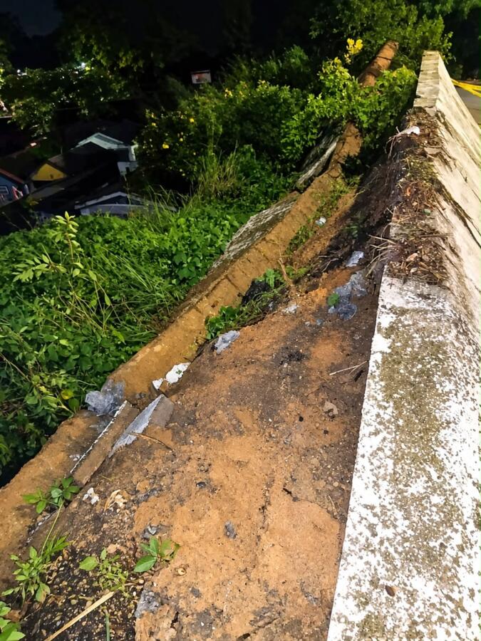 Lluvias inundan vivienda y derriban barda del panteón Hidalgo en Minatitlán; PC atiende emergencias