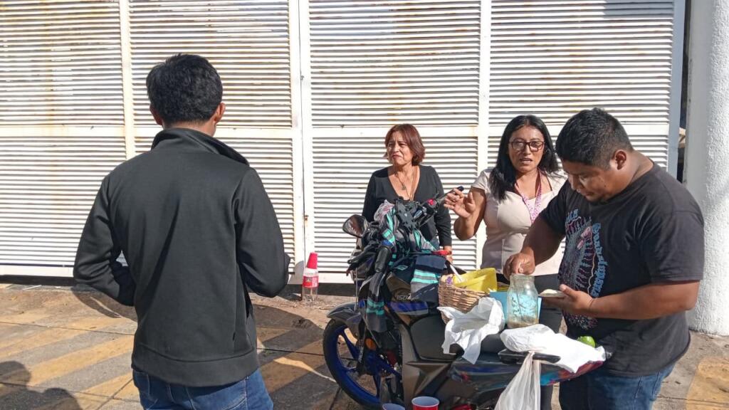 Hartos de quedarse sin luz hasta cinco días, habitantes del sur de Veracruz protestan en la CFE