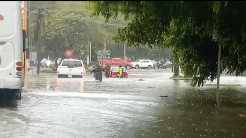 Inundaciones obligan a familias de Nanchital a abandonar sus viviendas por lluvias del frente frío 2