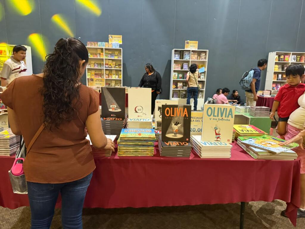 Celulares ganan terreno a los libros entre niños y jóvenes; buscan fomentar la lectura en Coatzacoalcos