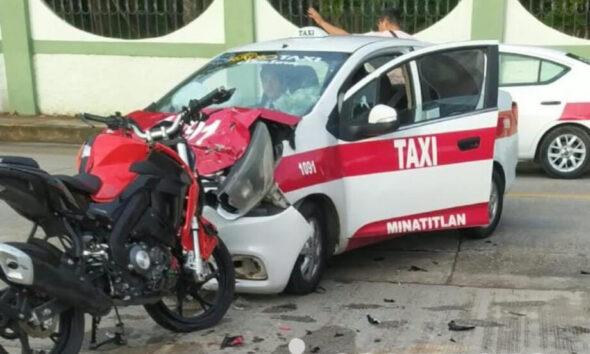 (+VIDEO) Dos heridos tras fuerte choque entre taxi y moto en Minatitlán