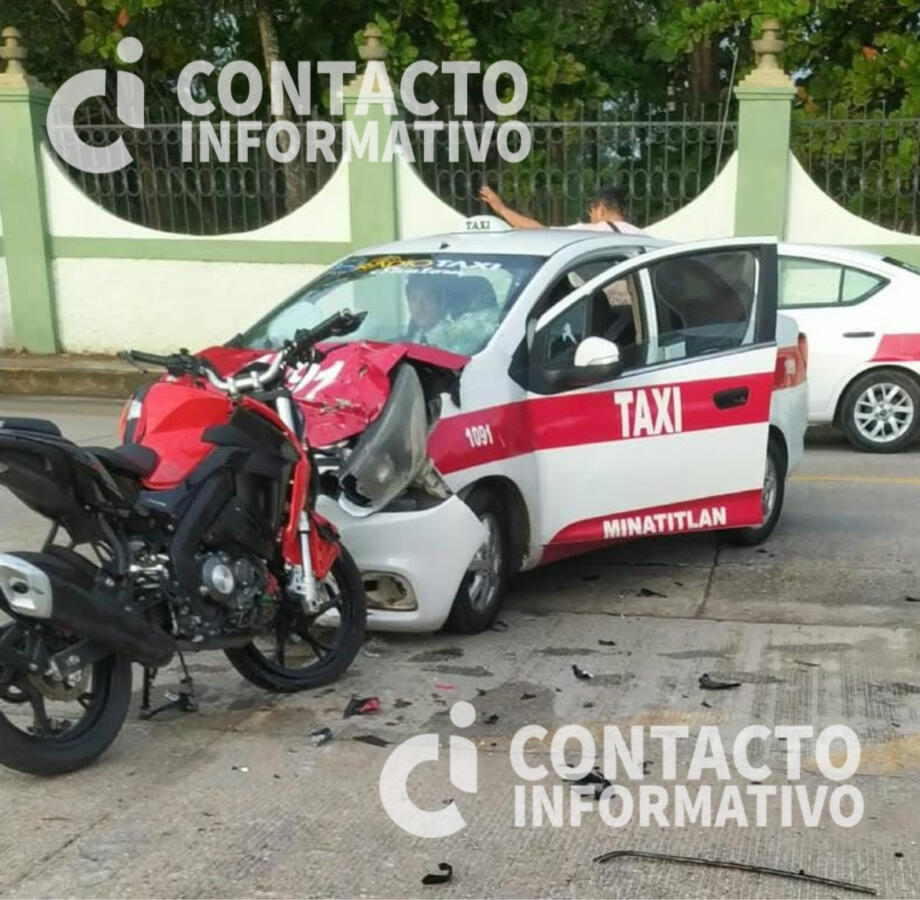 (+VIDEO) Dos heridos tras fuerte choque entre taxi y moto en Minatitlán