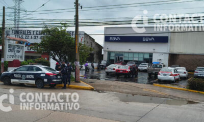 ¡Con armas de fuego, asaltan BBVA en Las Fuentes; delincuentes escapan en moto