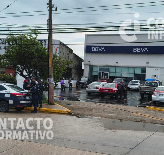 ¡Con armas de fuego, asaltan BBVA en Las Fuentes; delincuentes escapan en moto