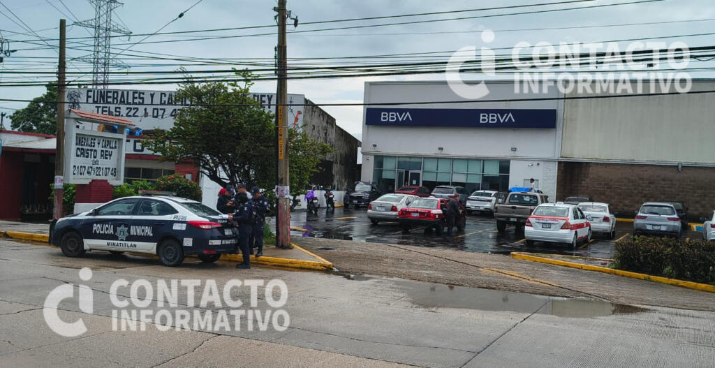 ¡Con armas de fuego, asaltan BBVA en Las Fuentes; delincuentes escapan en moto