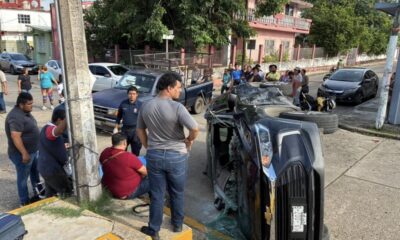 (+VIDEO) Choque termina en volcadura en la colonia Santa Clara
