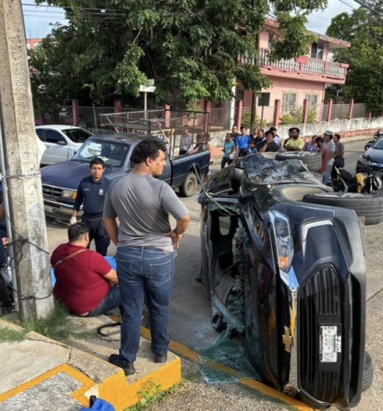 (+VIDEO) Choque termina en volcadura en la colonia Santa Clara