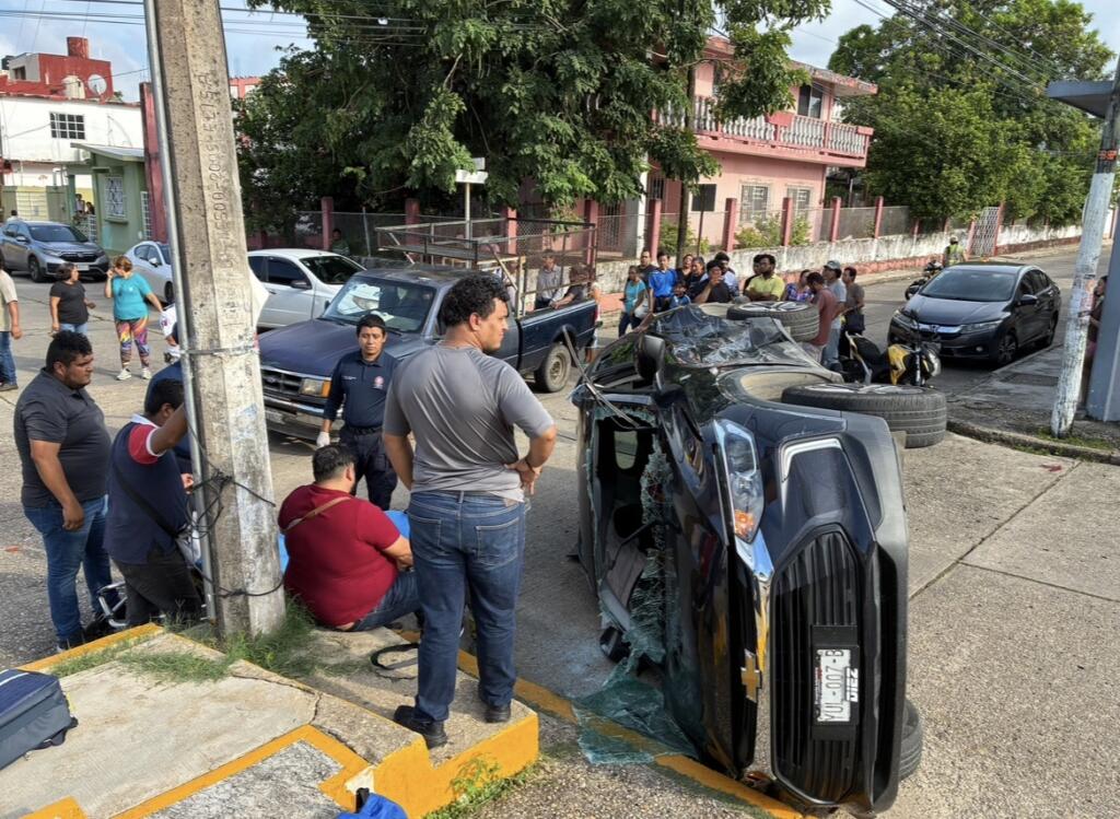 (+VIDEO) Choque termina en volcadura en la colonia Santa Clara