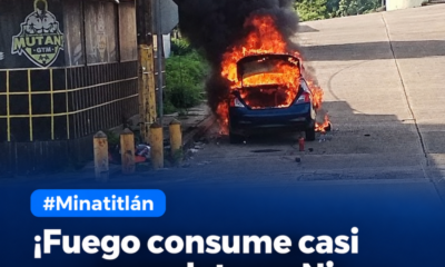 ¡Fuego consume casi por completo un Nissan Versa en Minatitlán!