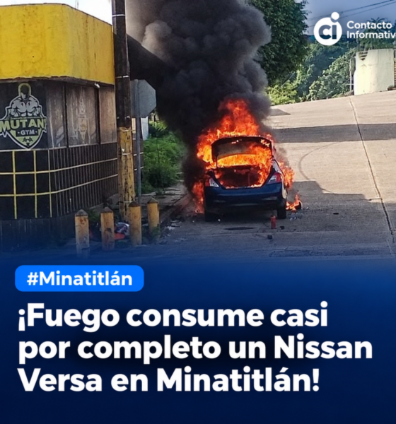 ¡Fuego consume casi por completo un Nissan Versa en Minatitlán!