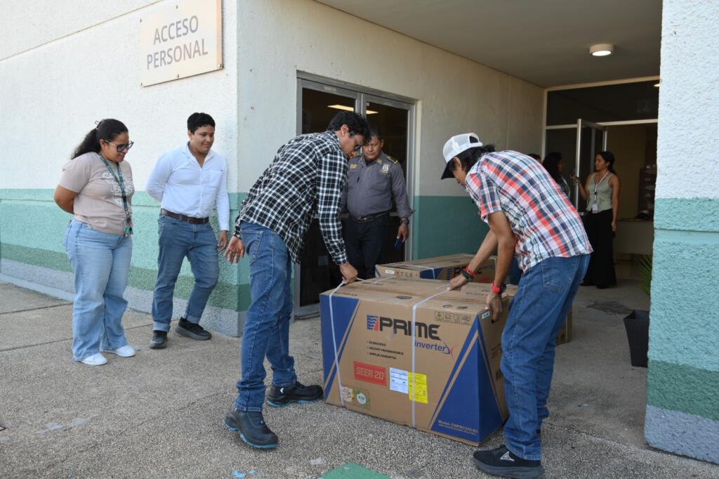 Ayuntamiento de Coatzacoalcos entrega tres climas al Hospital Materno Infantil