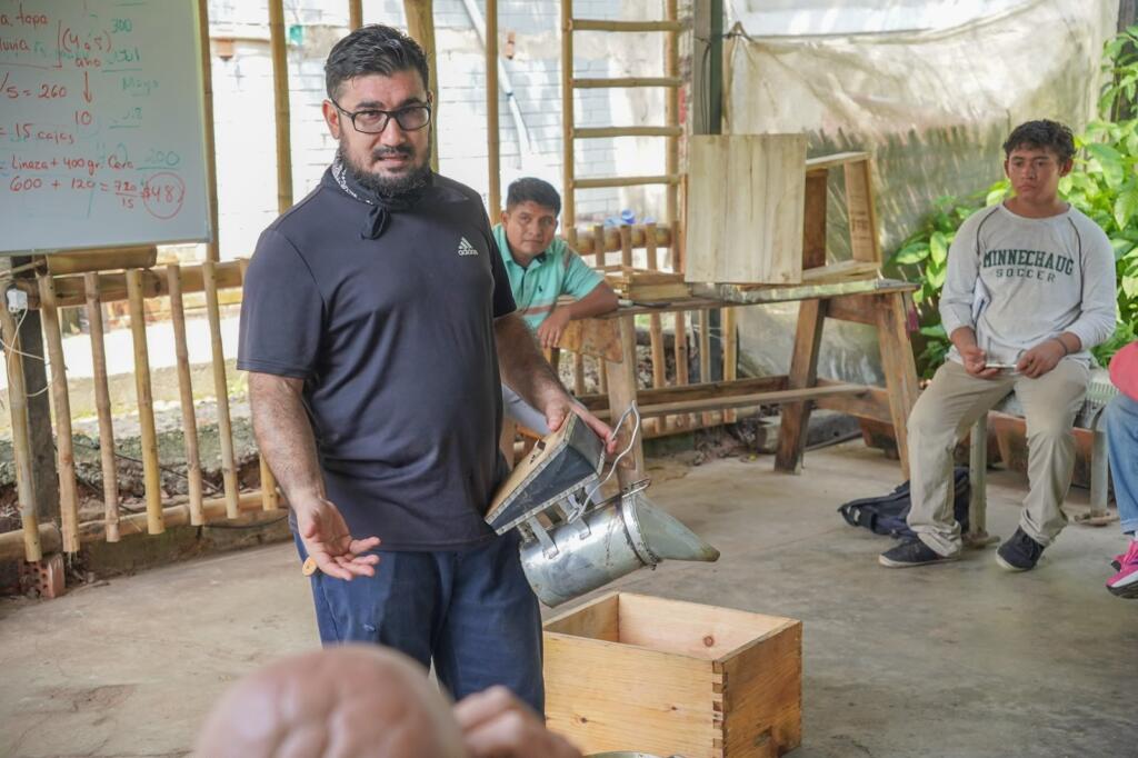 Gobierno de Cosoleacaque pone en marcha taller permanente de apicultura