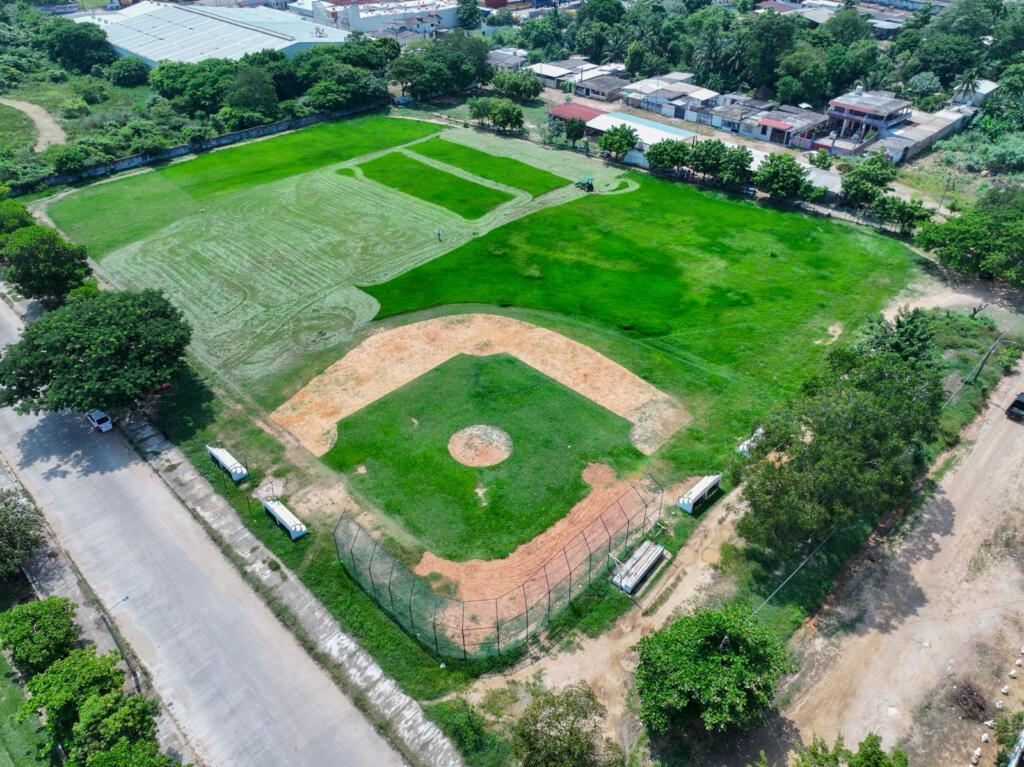 Realizan trabajos de limpieza y mantenimiento en el Parque Deportivo