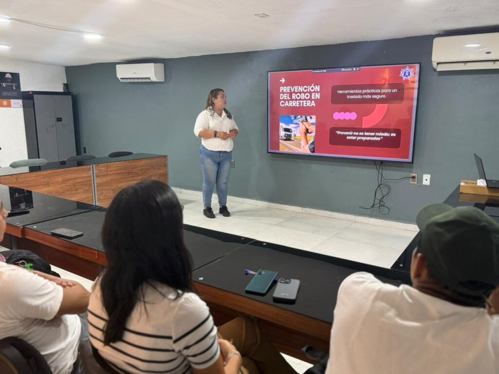 Policía Municipal de Coatzacoalcos fortalece la prevención del robo en carretera con el sector empresarial
