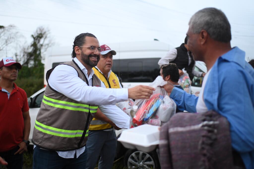 Recorre Pedro Miguel Rosaldo colonias afectadas por el Frente Frío 2, entrega comidas calientes y frazadas