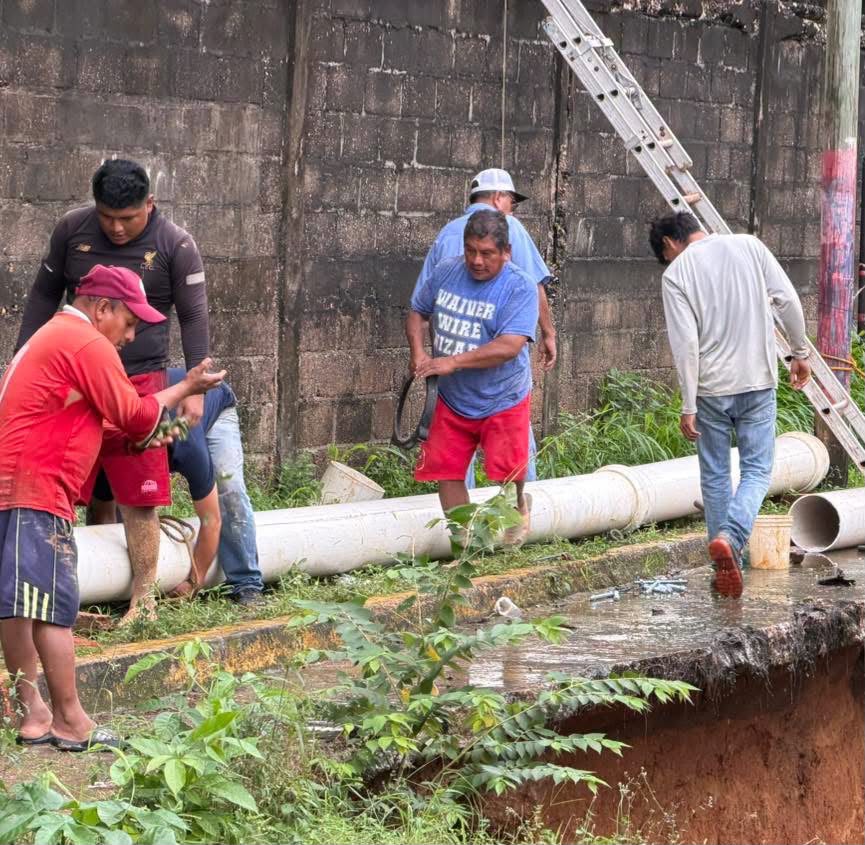 Gobierno de Cosoleacaque atiende fuga de agua en la colonia Oaxaqueña en coordinación con PEMEX