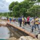 Con apoyo del presidente Reyes Espronceda, habitantes de Limonta rehabilitan puente provisional
