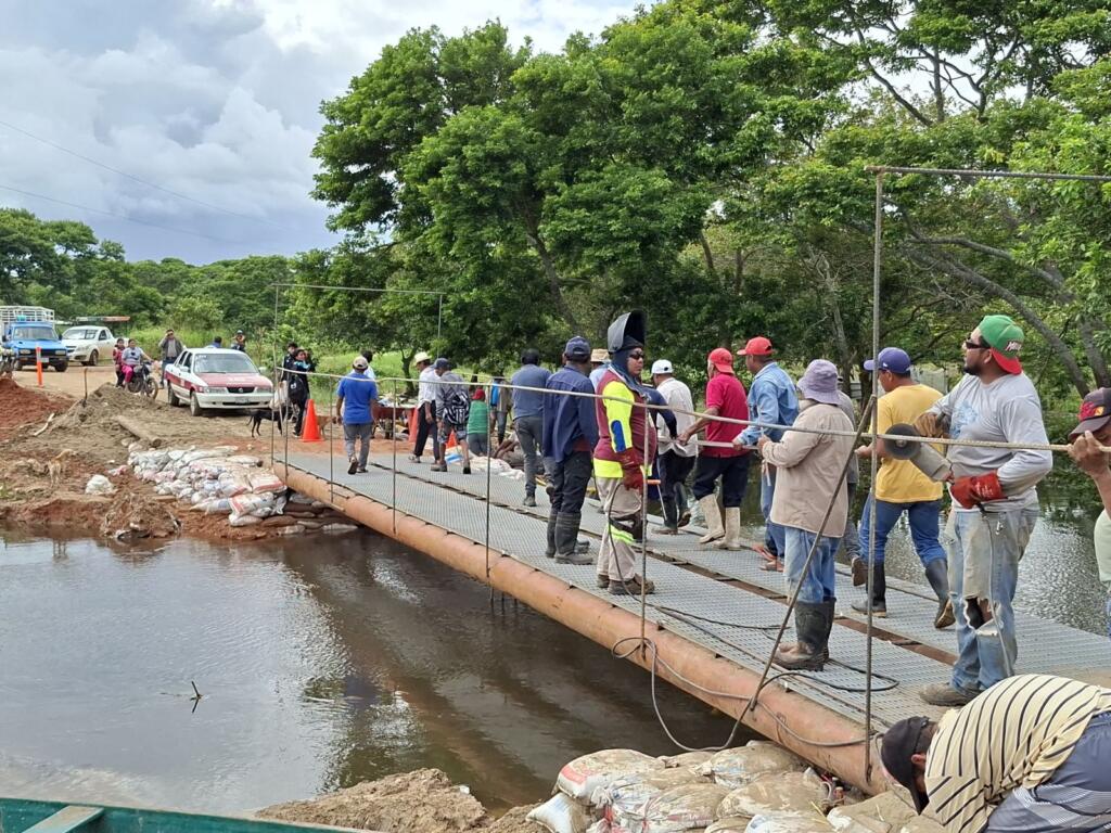Con apoyo del presidente Reyes Espronceda, habitantes de Limonta rehabilitan puente provisional