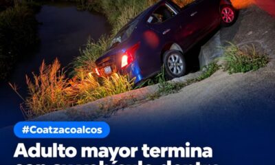 Adulto mayor termina con su vehículo dentro de un canal en Puerto Esmeralda