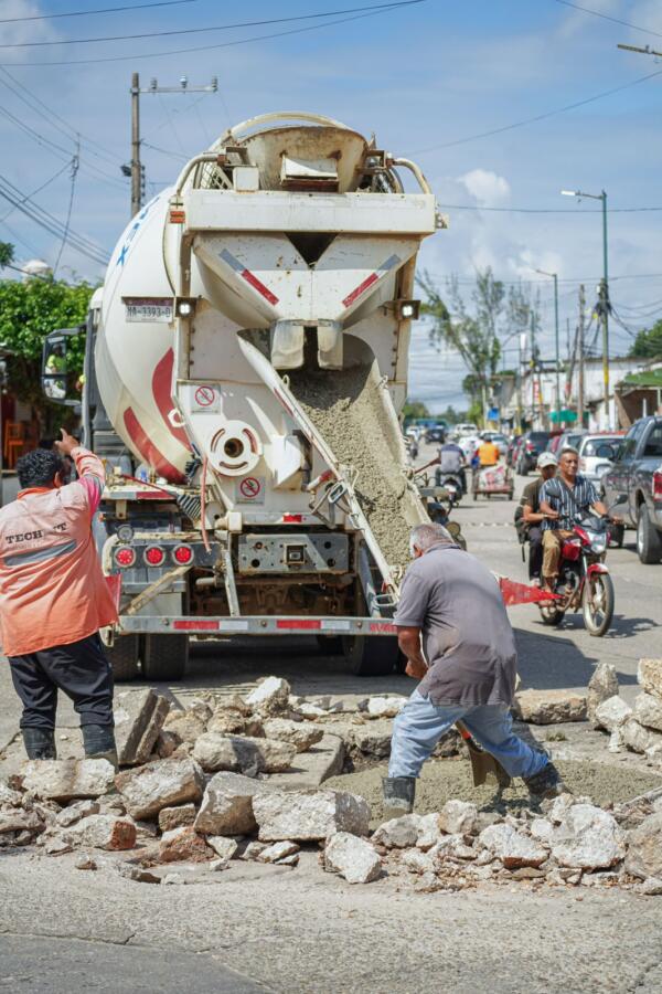 Cosoleacaque mantiene trabajos de bacheo para mejorar la circulación vial