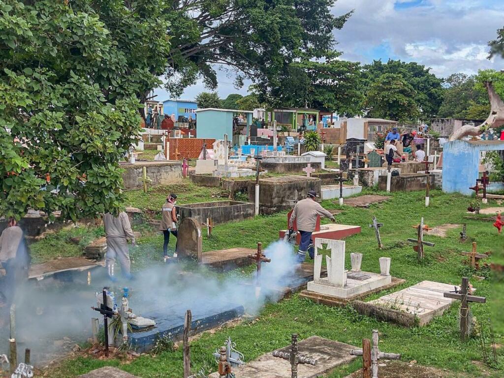 Cosoleacaque prepara sus panteones para recibir a las familias en Día de Muertos